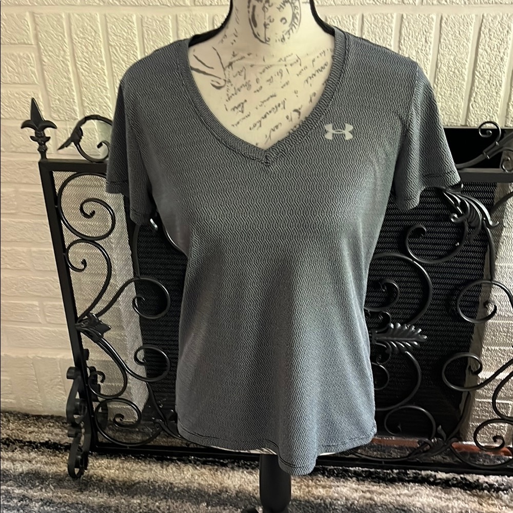 UNDER ARMOUR Women's Gray V-Neck Top